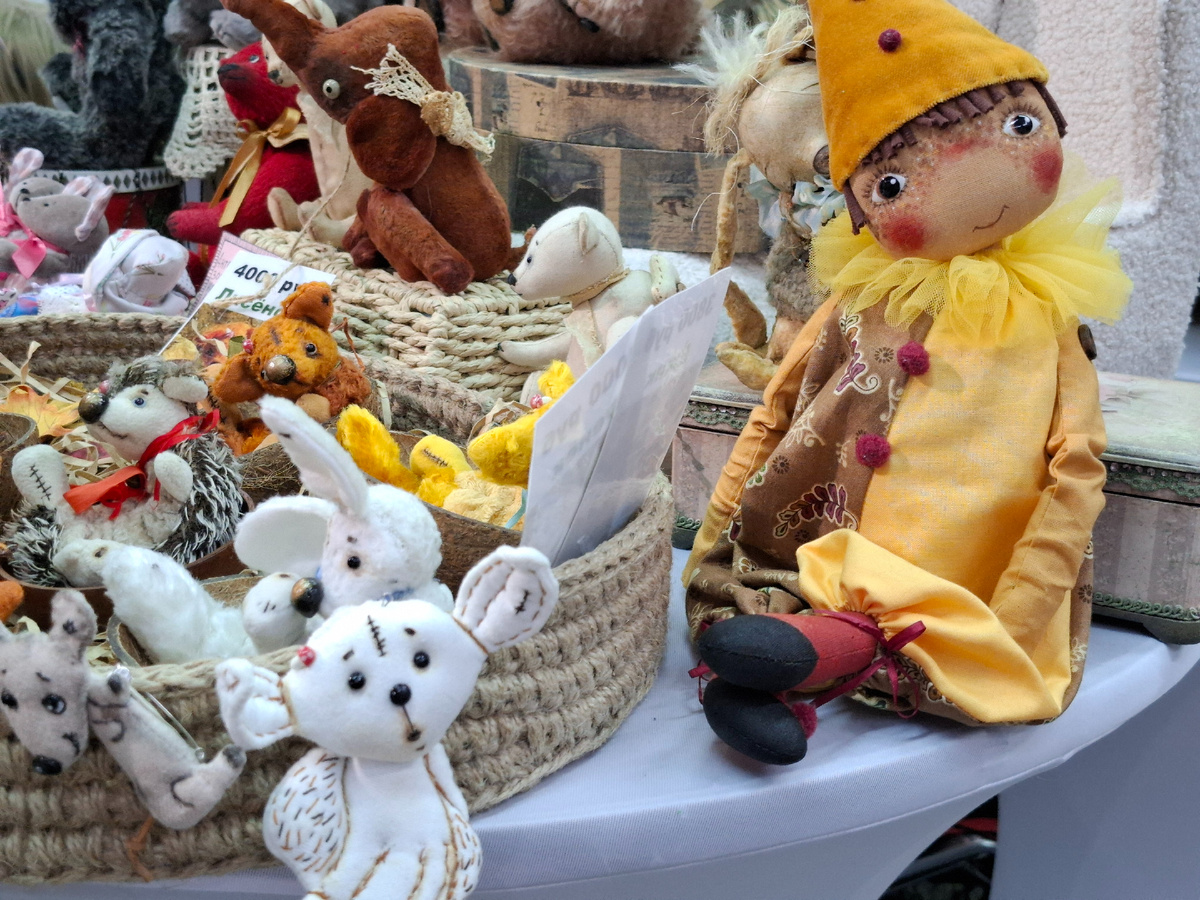 Весёлый и очень подвижный клоун 