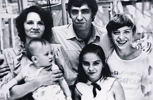 Семья Павла Прилучного, он у мамы на руках. Яндекс картинки.