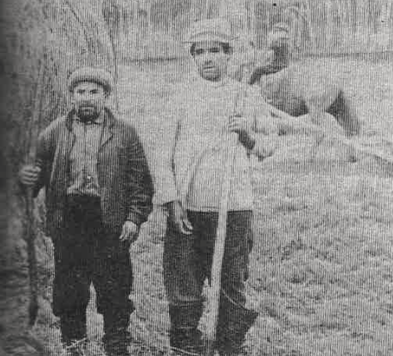 Григорий Степанович (справа) с пенсионером Афонасием Яковлевичем Захаровым