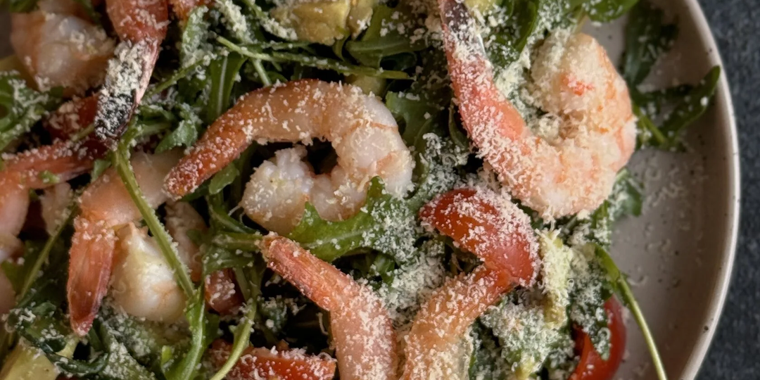 Салат с креветками, черри и авокадо