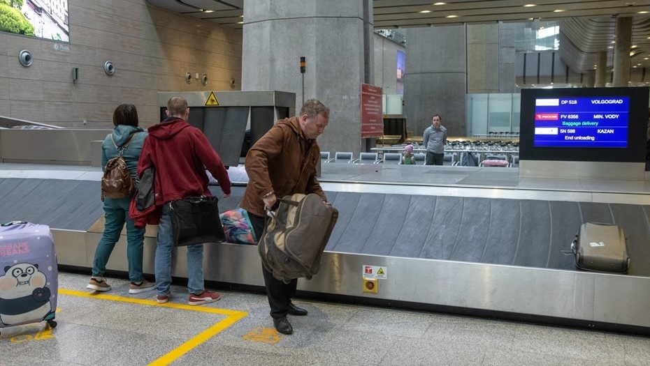    Пассажиры получают багаж на ленте в аэропорту Пулково. Автор фото: Тихонов Михаил