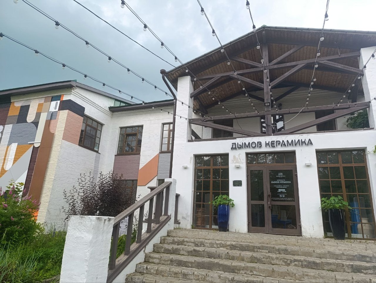 Здание небольшое, но зато современное и приятное