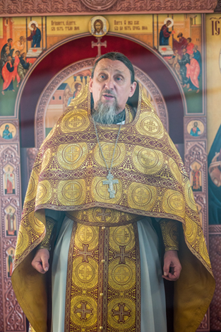 Клирик Свято-Троицкого кафедрального собора г. Покровска (Энгельса) священник Вячеслав Москалев