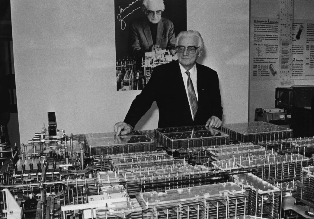 Конрад Цузе с воссозданной моделью его первого компьютера