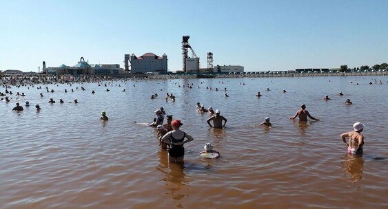 Врач рассказал, есть ли польза от купания в Соленых озерах Оренбуржья