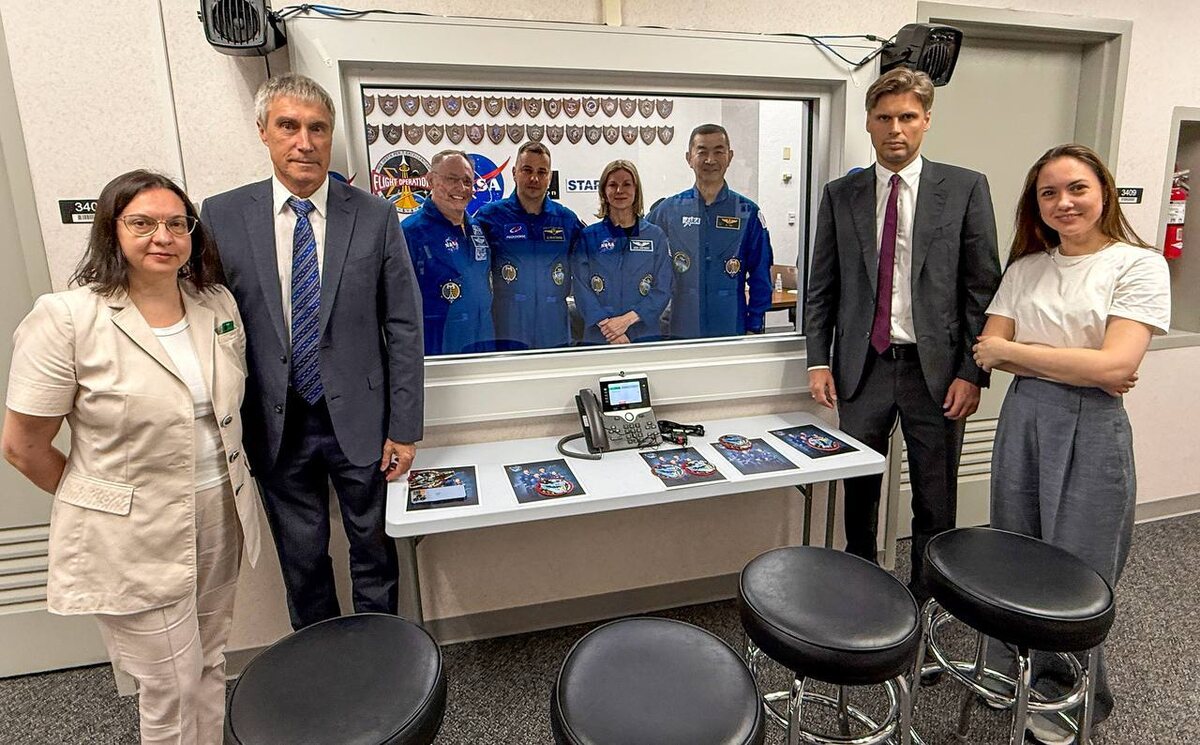 Дмитрий Баканов (второй справа) и Сергей Крикалёв (второй слева) на встрече с экипажем Crew-11. Источник: Роскосмос