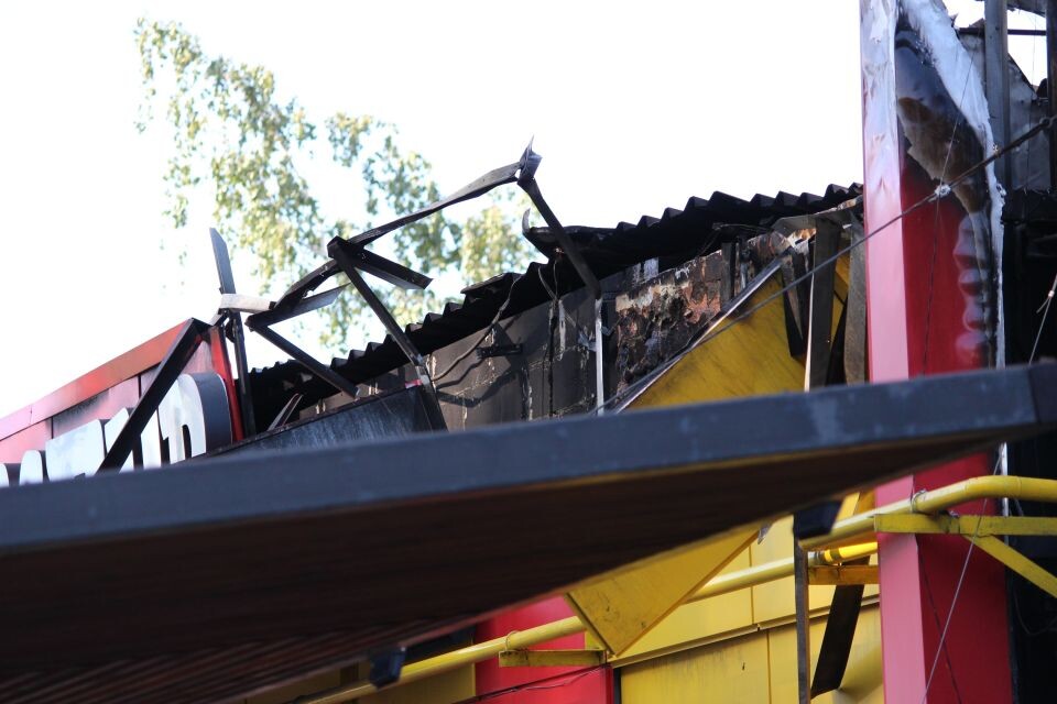    Здание шашлычной на Павловском тракте, пострадавшее от пожара. Источник: Евгения Кочеткова/"Толк"