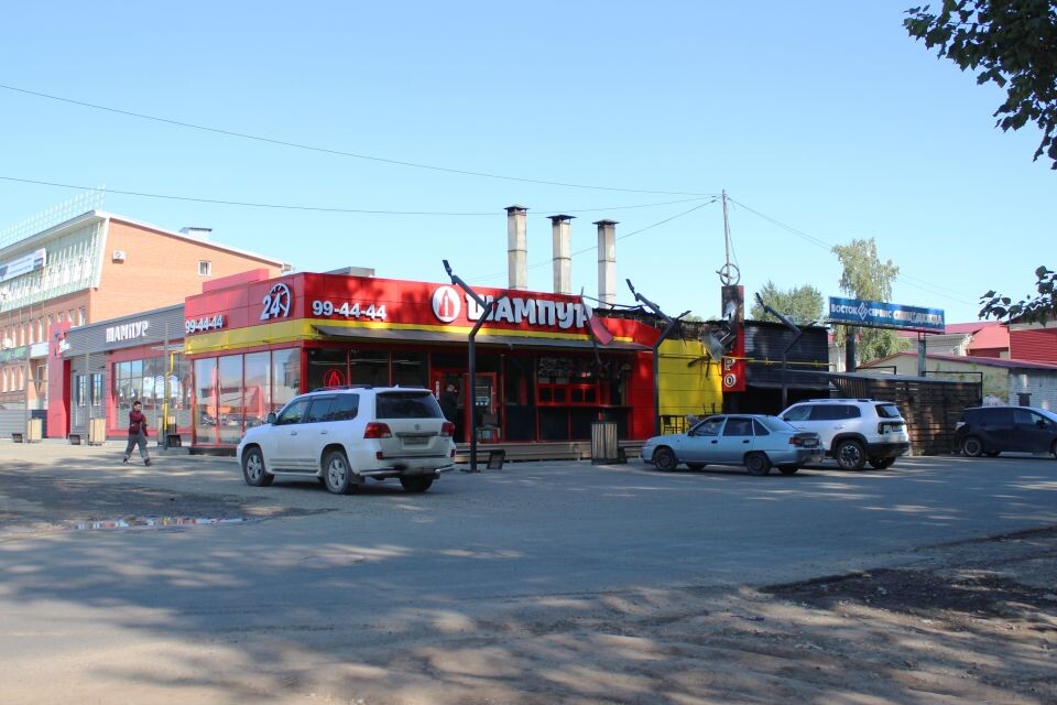    Здание шашлычной на Павловском тракте, пострадавшее от пожара. Источник: Евгения Кочеткова/"Толк"