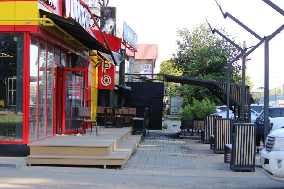    Здание шашлычной на Павловском тракте, пострадавшее от пожара. Источник: Евгения Кочеткова/"Толк"