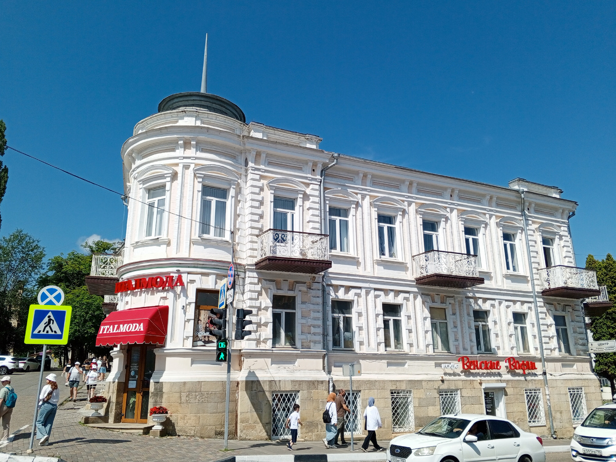 Централь на пересечении улицы Красноармейская и проспект Первомайский.