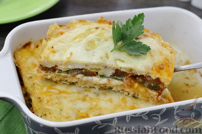 фарш куриный, шпинат, помидоры, сыр твёрдый, соус томатный, приправа для фарша, травы итальянские сушёные, перец красный молотый, чеснок сушёный молотый, соль, перец чёрный молотый, масло растительное