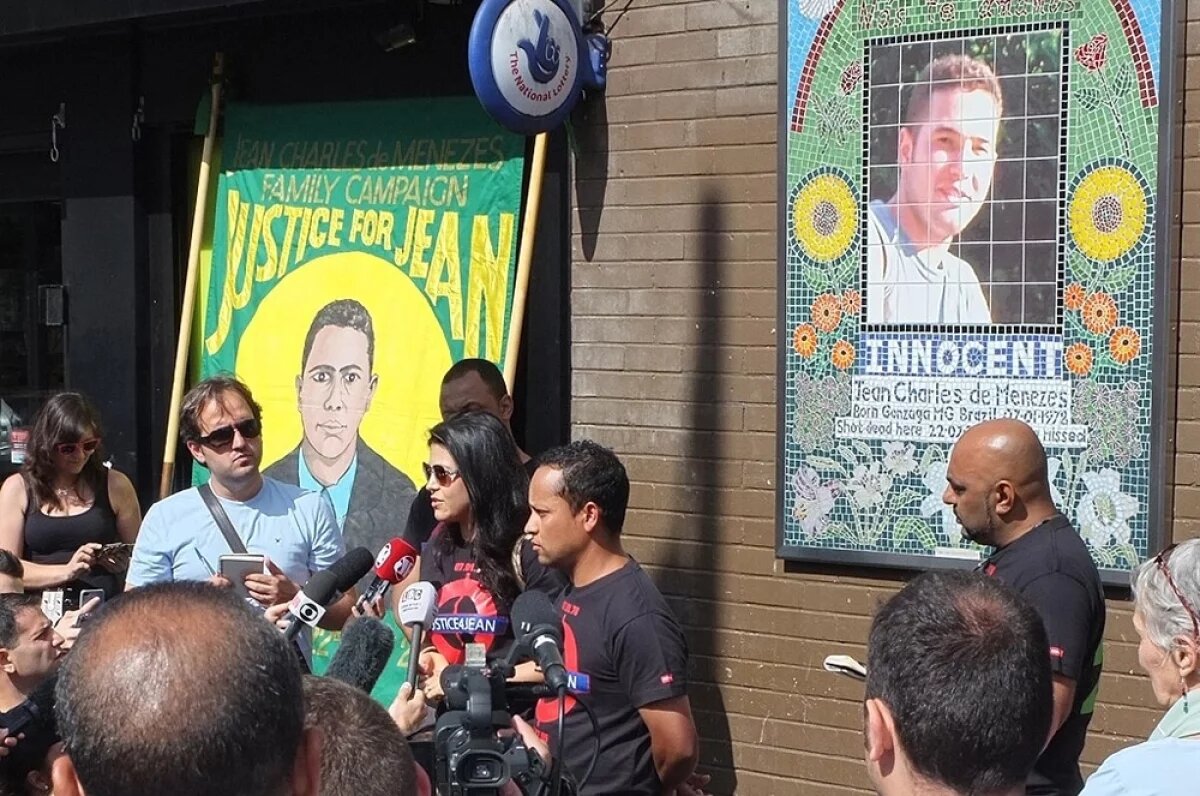    Семья Жана Шарля де Менезеса возле станции метро «Стоквелл» 22 июля 2015 года. Выступает его кузина Вивиан Фигейредо.