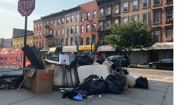 Мусор жители Нью-Йорка оставляют прямо на улице