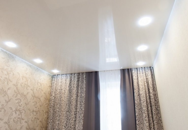 Глянцевый натяжной потолок