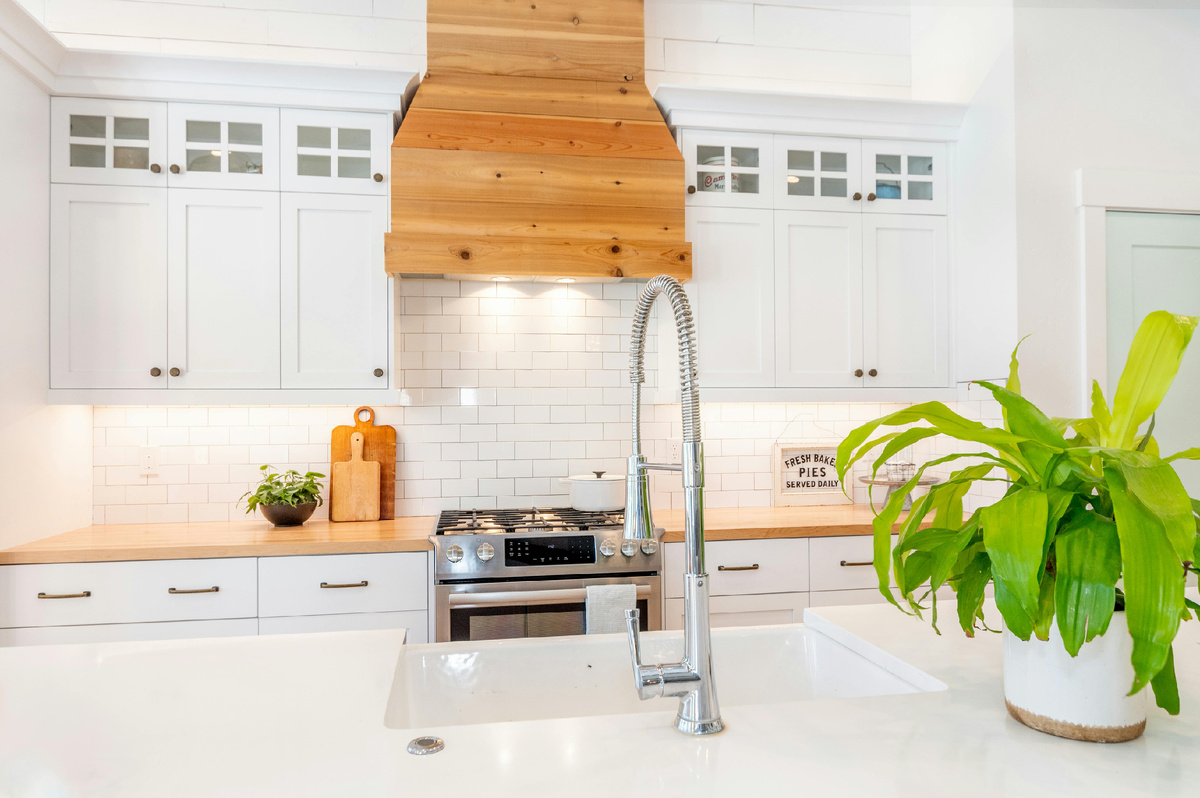 Белый остров с мрамором - элегантно и современно