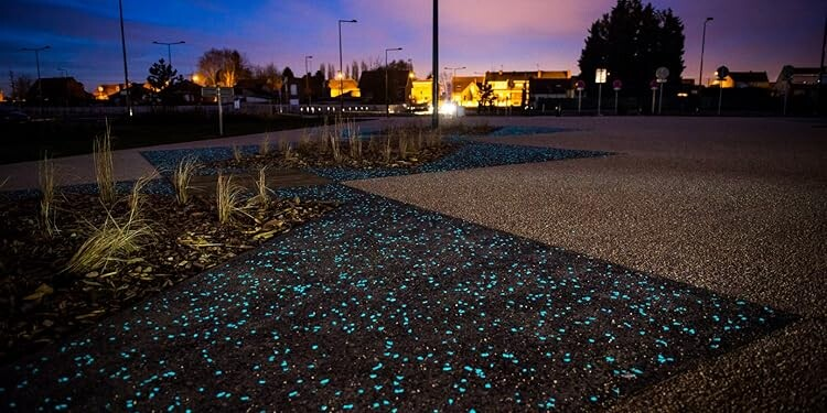 Брусчатка и/или тротуарная плитка с люминесцентными добавками. Светящийся бетон