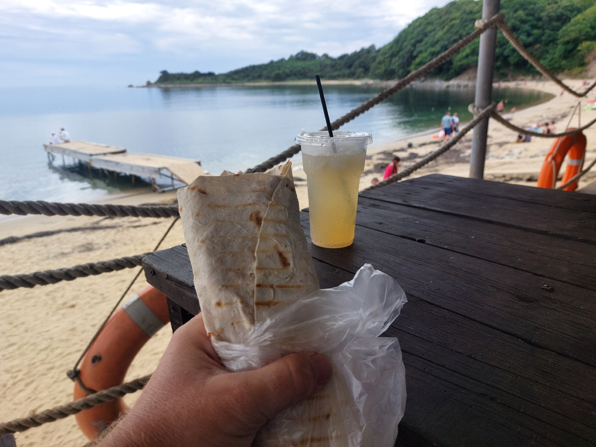 Импровизированный перекус в летнем кафе с бртучем и напитком