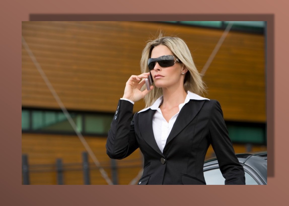 - А можно описать вас в книге? Сто восемьдесят сантиметров, голубые глаза, блондинка, никогда не плачет, убивает плохих парней?
— Не надо. Не люблю огласку.
— А я про ваши уши ничего не напишу, и никто вас не узнает.