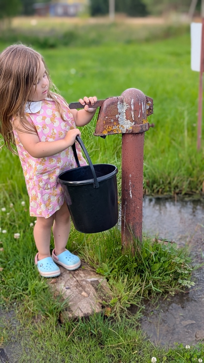 Наши деревенские будни. Дочь, кстати, в моем платье 