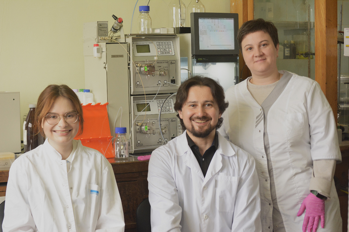 Коллектив проекта и сотрудники лаборатории медицинских и биологических технологий. Слева направо: Анна Аниськевич, Никита Цветов, Алена Койгерова. Источник: Вероника Данилина / пресс-служба ФИЦ КНЦ РАН