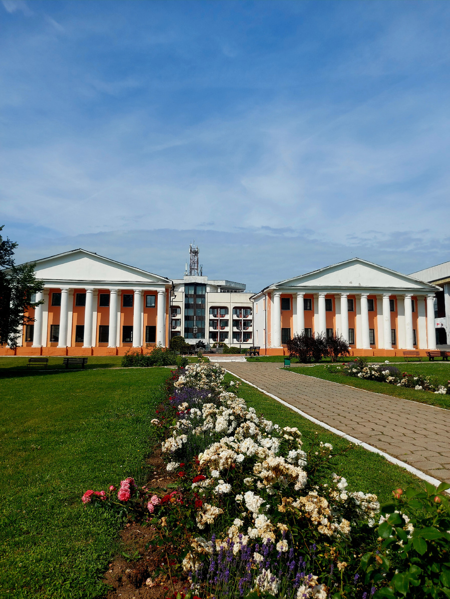 Санаторий Минобороны "Марфино" в настоящее время. На первом плане старинные псарни, где сейчас это административные здания санатория.