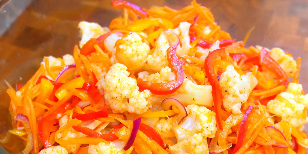 Салат из цветной капусты по-корейски: хрустящий, ароматный и освежающий.