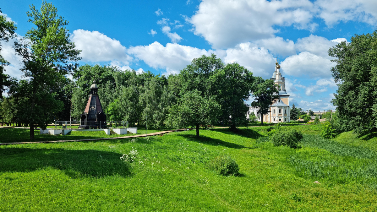 Прелесть маленьких городов: до Кремля — рукой подать.