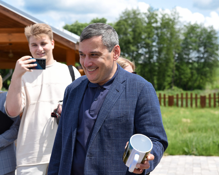     Александр Хинштейн пообещал делиться личными историями в своих соцсетях