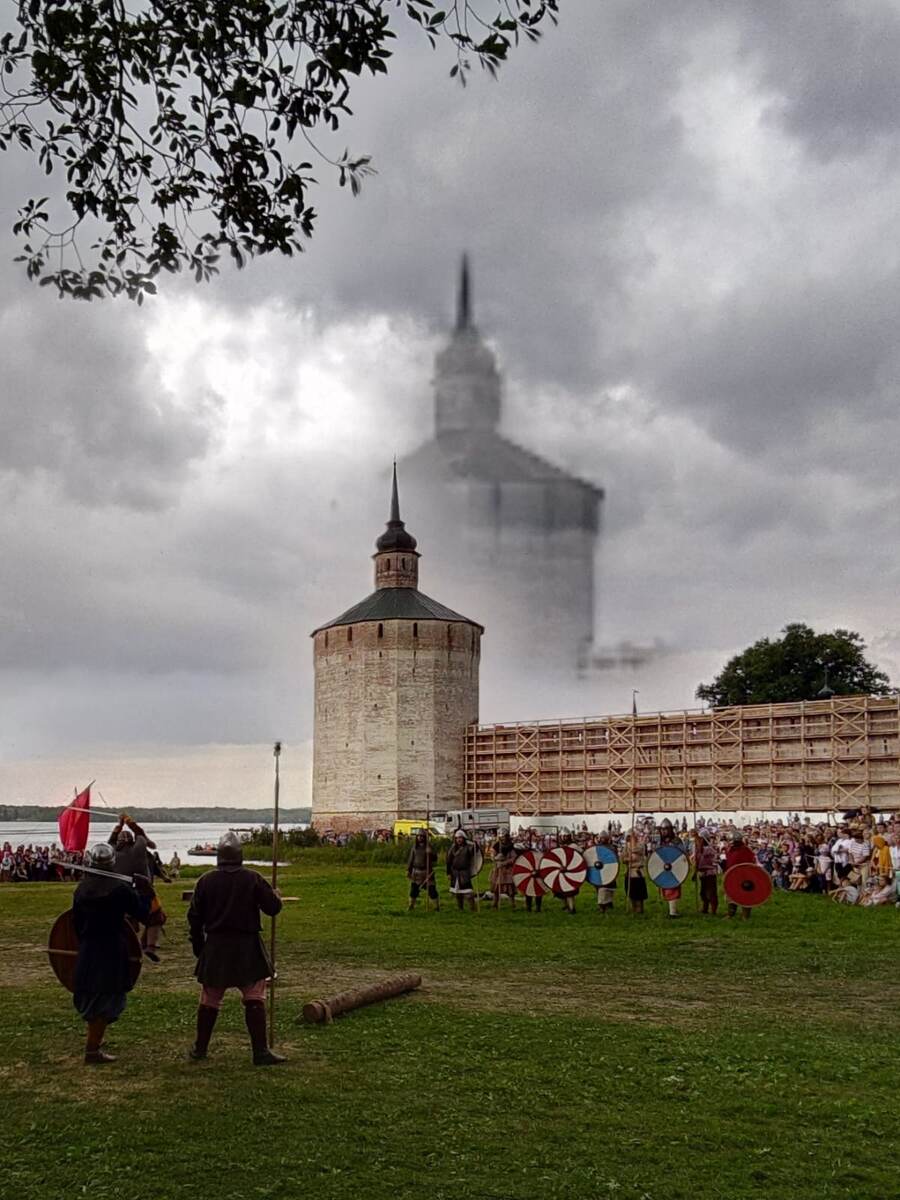 События 23 года. Город Кириллов, проведение фестиваля по реконструкции "Кирилло-Белозерская осада".  Была сделана эта фотография на обычный смартфон, а вопрос после просмотра фотографии остался, а как так получилось?! Вопрос конечно интересный, так как на фотографии видна реальность и наше время, но одновременно фотография отправляет нас в прошлое, загадочное и не до конца изученное. Вообщем, красота да и  только. Красота русского севера, завораживает и удивляет своей самобытностью. Как считаете Вы, такое может быть или нет, или все таки это блик камеры?