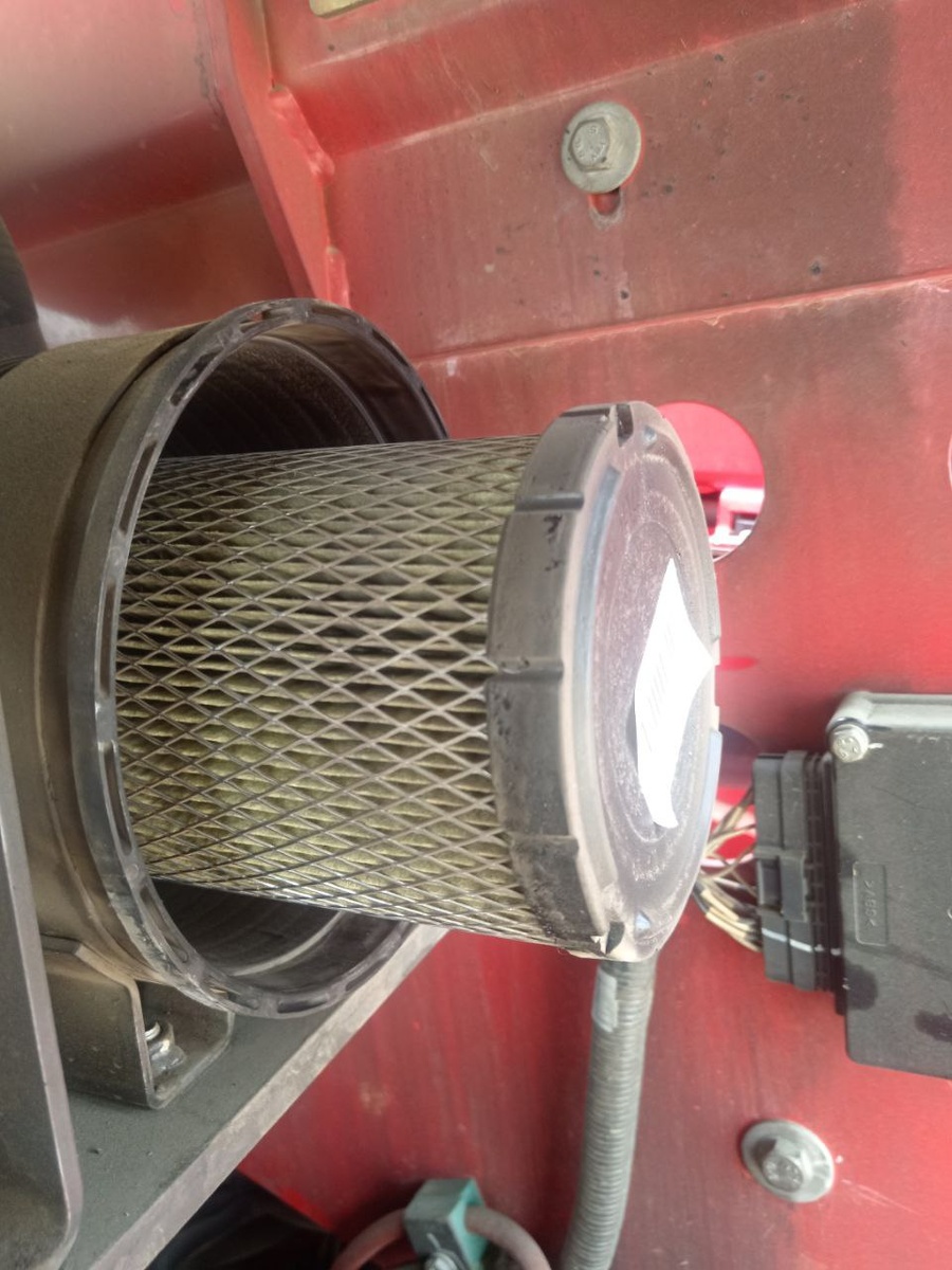 Загрязненный воздушный фильтр.