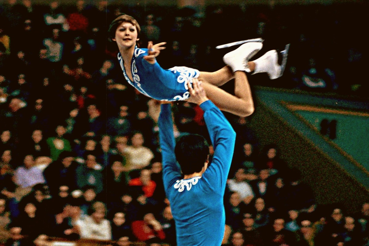 Когда вышли на лёд, опытный Сергей Шахрай сразу предложил молодой партнёрше четыре оборота