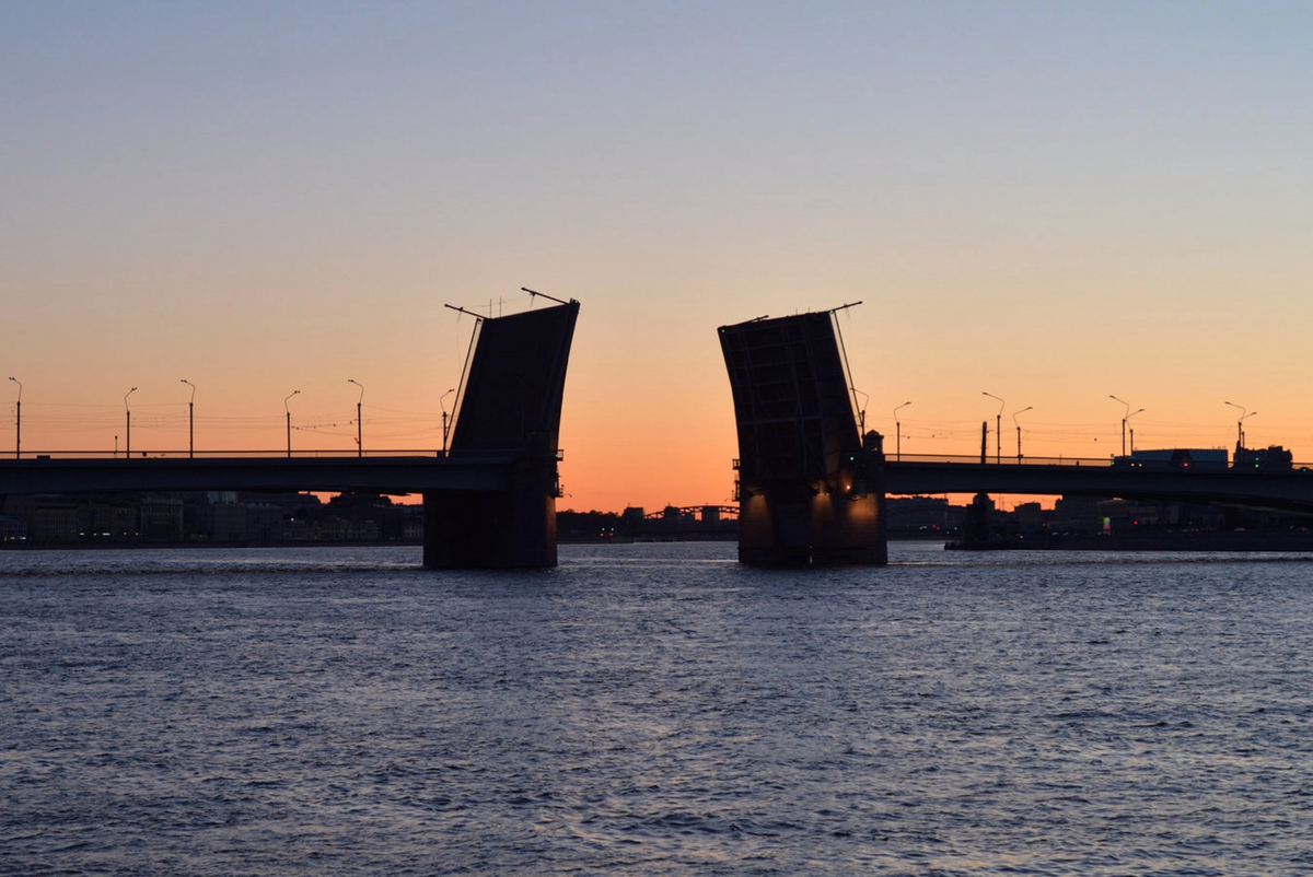 Мост расположен рядом с Александро-Невской лаврой — крупнейшим монастырским комплексом Петербурга, что делает эту точку интересной и с культурной точки зрения Источник фото: www.shutterstock.com