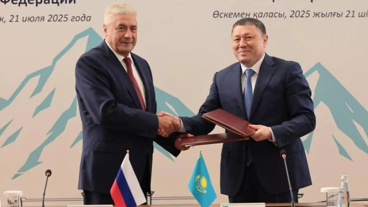 Главы МВД России и Казахстана Владимир Колокольцев и Ержан Саденов / © Photo : Polisia.kz