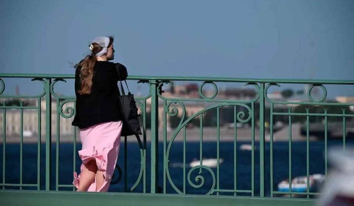     Женщина в Питере. Источник: kp.ru Автор фото: Алексей Булатов