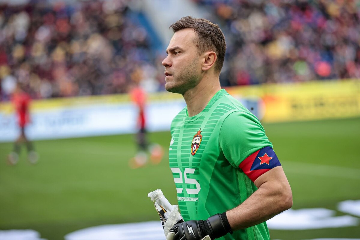 Источник: https://www.championat.com/football/news-6096570-igor-akinfeev-provyol-500-matchej-v-rpl-s-kapitanskoj-povyazkoj.html
