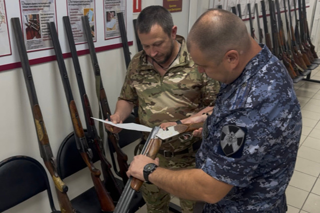 700 стволов: тверские росгвардейцы передали бойцам СВО добровольно сданное оружие