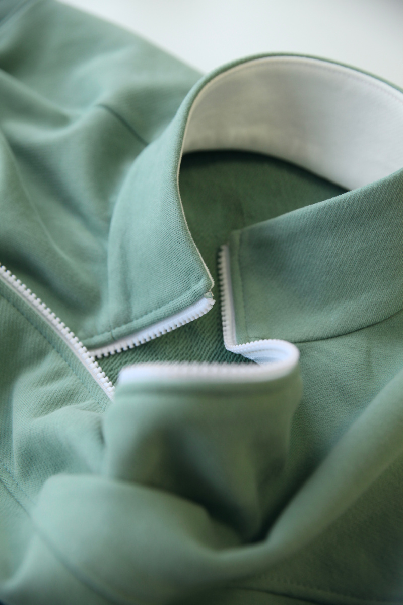 Свитшот из футера 3-хнитки с эффектом велюра в оттенках «полынь» и «молочный». Больше оттенков - на сайте tkanel.ru