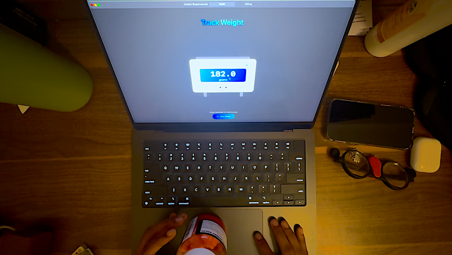 Умелец превратил Macbook в… настольные весы. Это может сделать любой пользователь!
