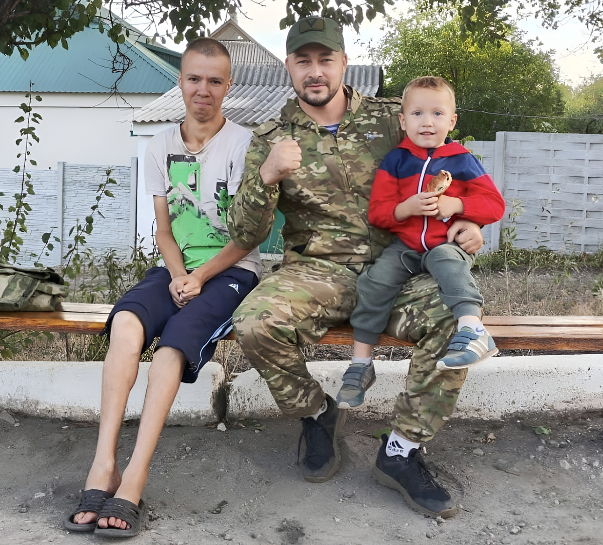 Волонтер Евгений Брынцев с детьми. Фото автора.