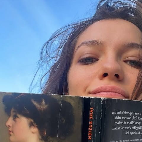     Эсме Крид-Майлс, Джордж Маккей и Фиона Шоу снимаются в «Разуме и чувствах»