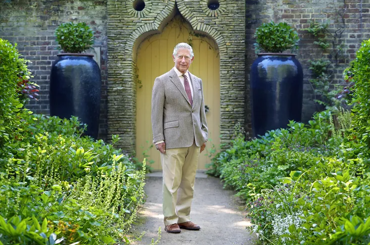 Король Карл столкнулся с негативной реакцией после того, как 11 из 12 его садовников уволились из-за низкой зарплаты и высоких требований