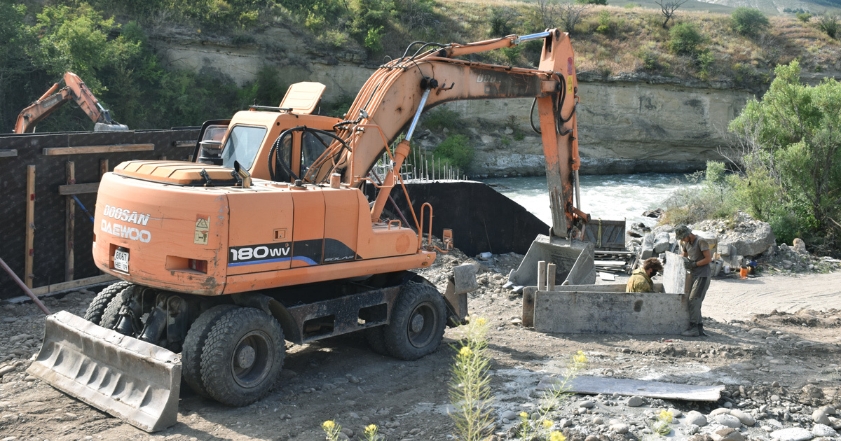 Подрядчики работают без устали. Фото автора.