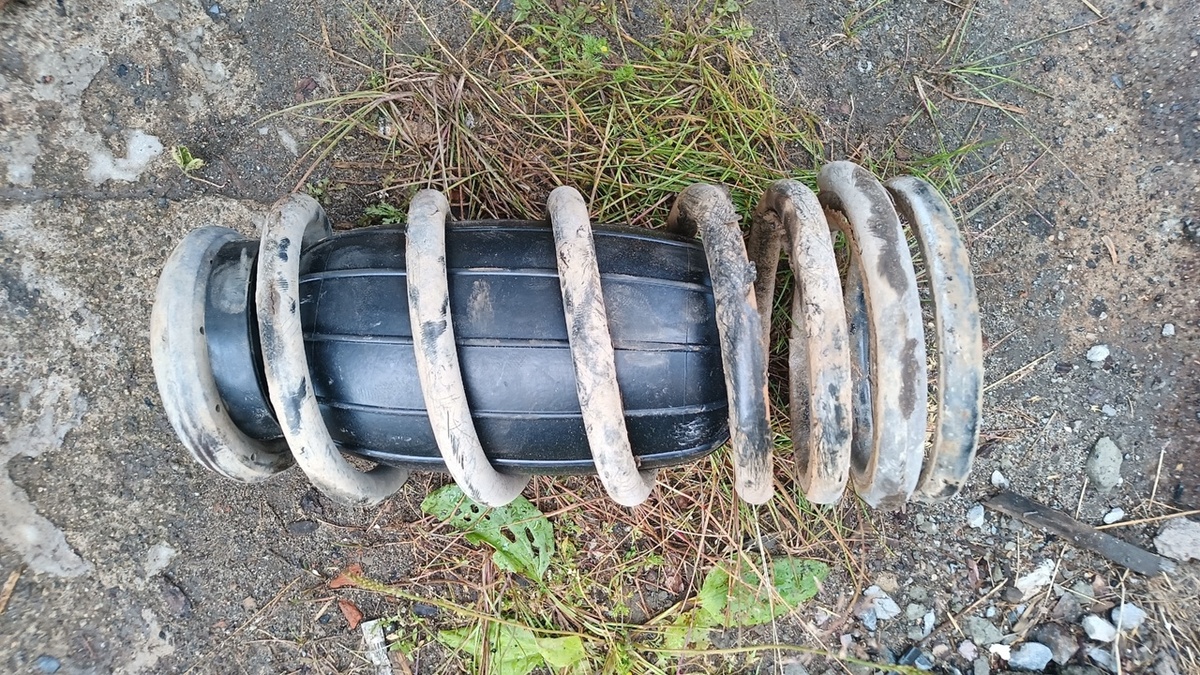 Баллон надут до 1,7 кг/см². При установки в машину и опускании домкрата пружина сжалась до длинны баллона.