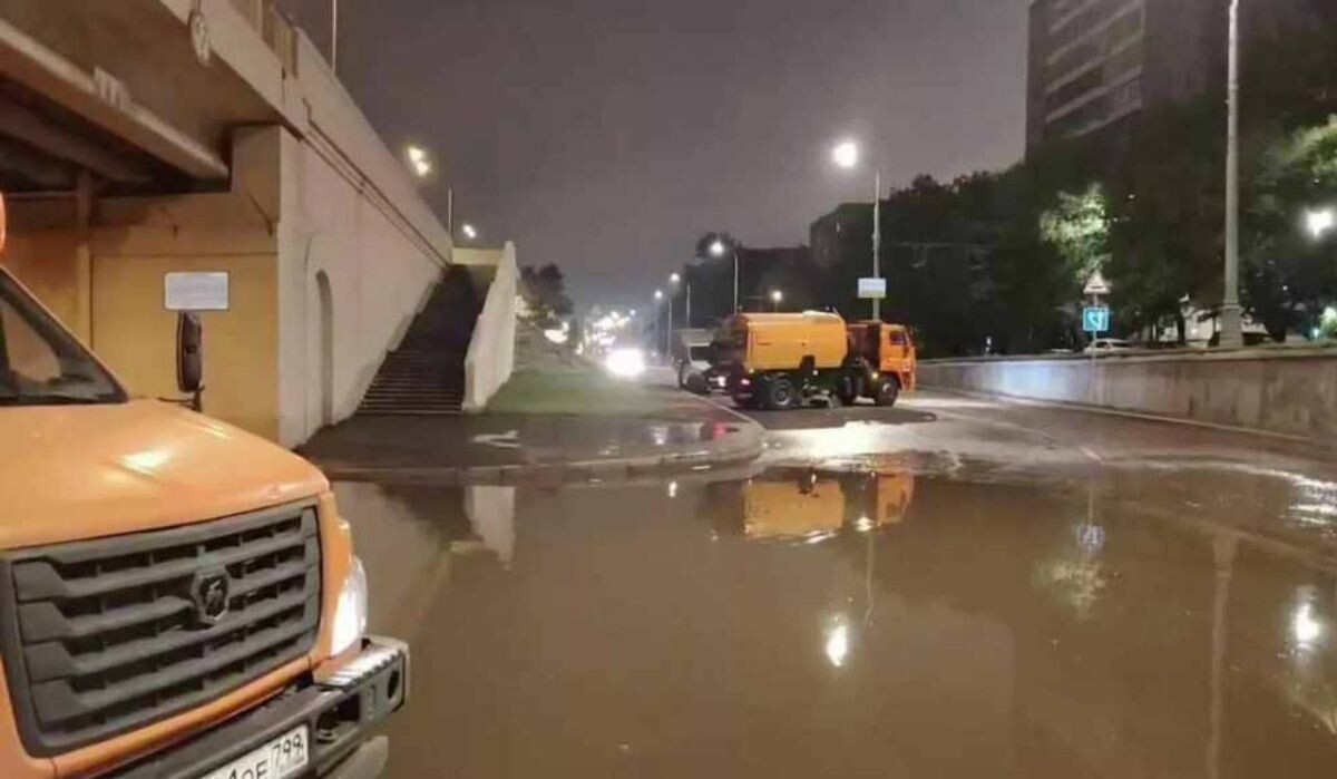     Яуза вышла из берегов под мостом. Источник: ria.ru Автор фото: Пресс-служба ГУП ""Мосводосток"