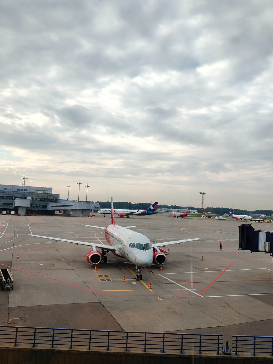 Фото автора. Аэропорт. Самолёт не наш) 