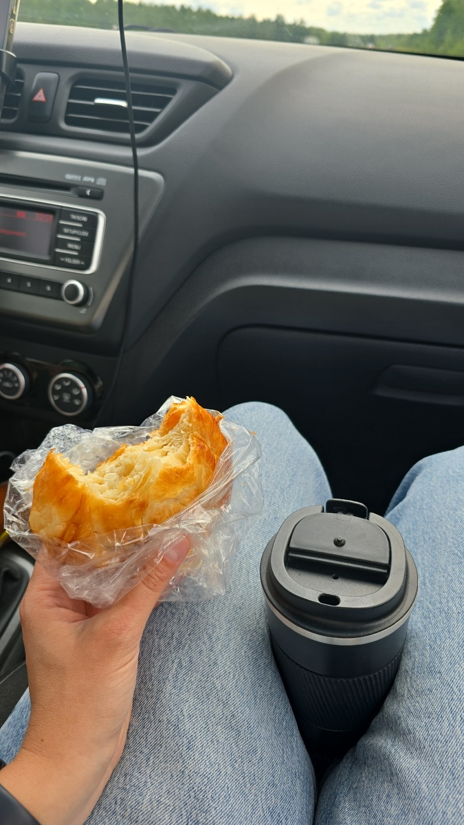 Как же без перекуса в дороге, обязательно кофе или чай в термо кружке и вкусная булочка