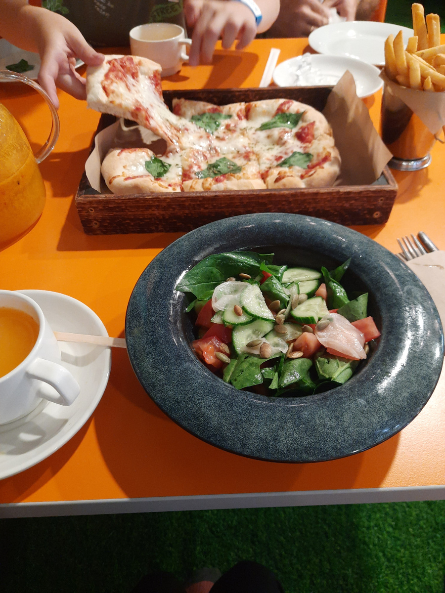 Фото автора. Для меня здесь только чай и салатик 