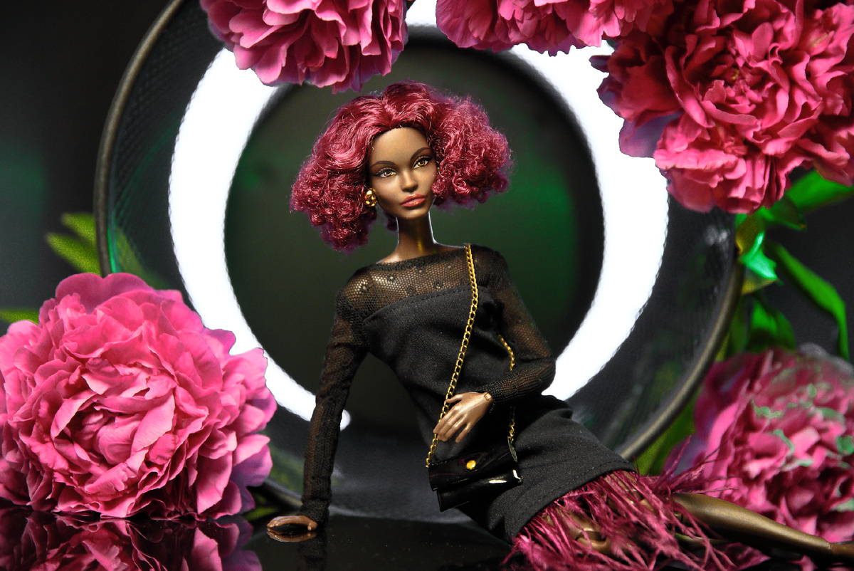 Так работает на лице куклы т.н. "голливудский" свет ("бабочка", paramount). См. ниже в описании