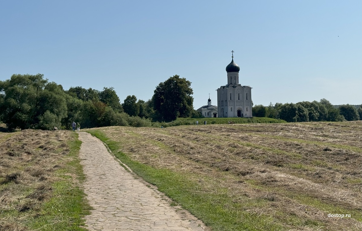 Дорога через луг к храму Покрова на Нерли в летний день