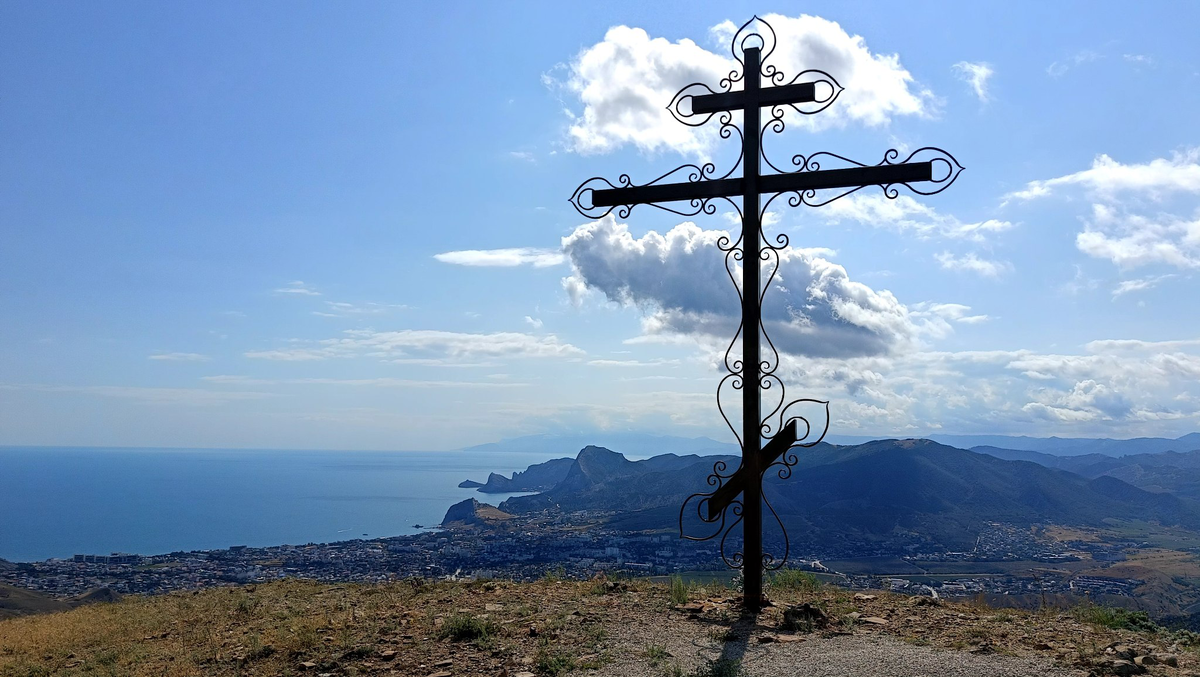 на вершине установлен большой крест 